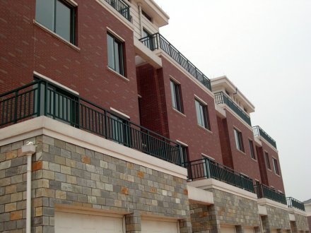 鐵藝護(hù)欄、鋅鋼護(hù)欄與組裝圍欄三者差距