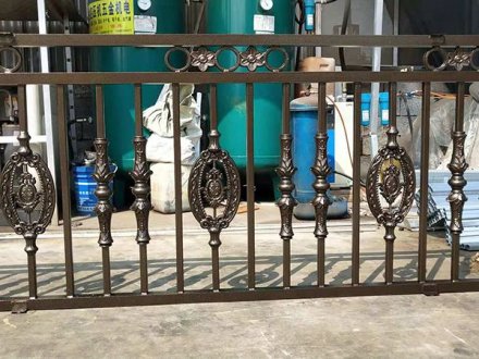 鋅鋼陽(yáng)臺(tái)護(hù)欄有七大特色選擇它不會(huì)錯(cuò)