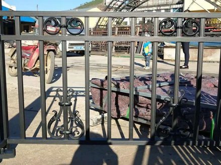 別墅陽(yáng)臺(tái)欄桿選擇鐵藝欄桿好嗎？